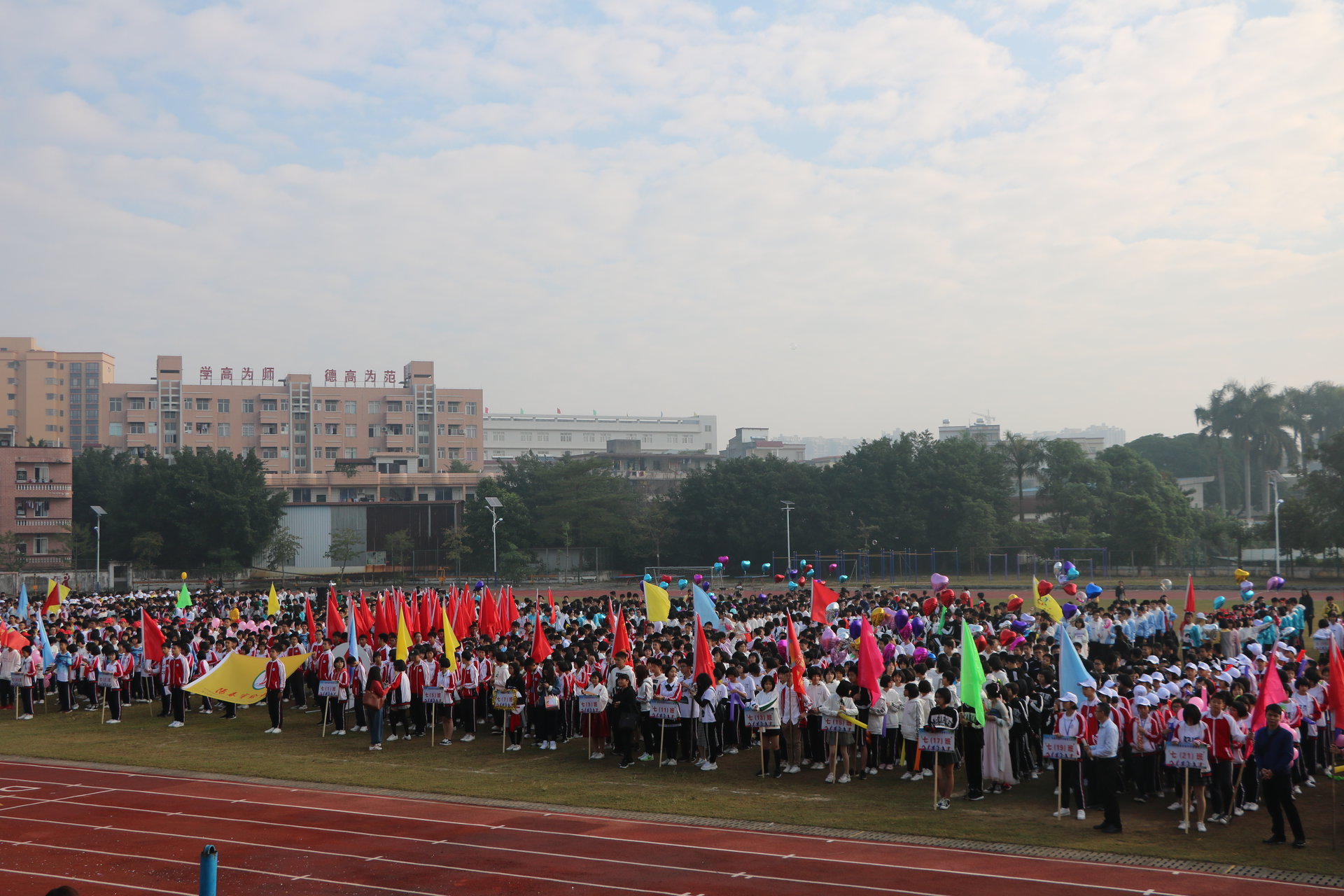  p>阳春市实验中学,成立于2003年秋,是位于广东省阳春市的一所公办