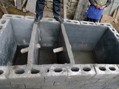  p>三格式化粪池是由三个相互连通的密封粪池组成,粪便由进粪管进入第