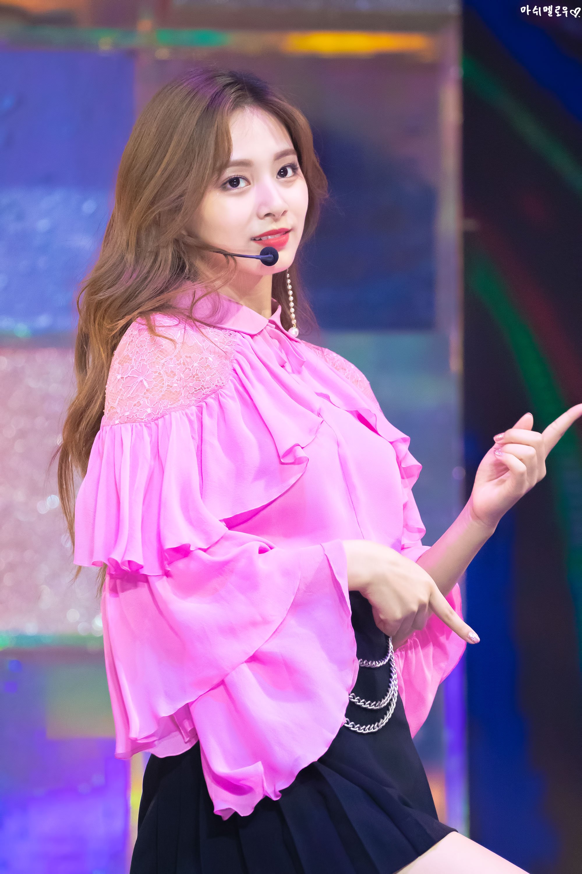  p>周子瑜(tzuyu),1999年6月14日出生于台湾省台南市东区,中国台湾