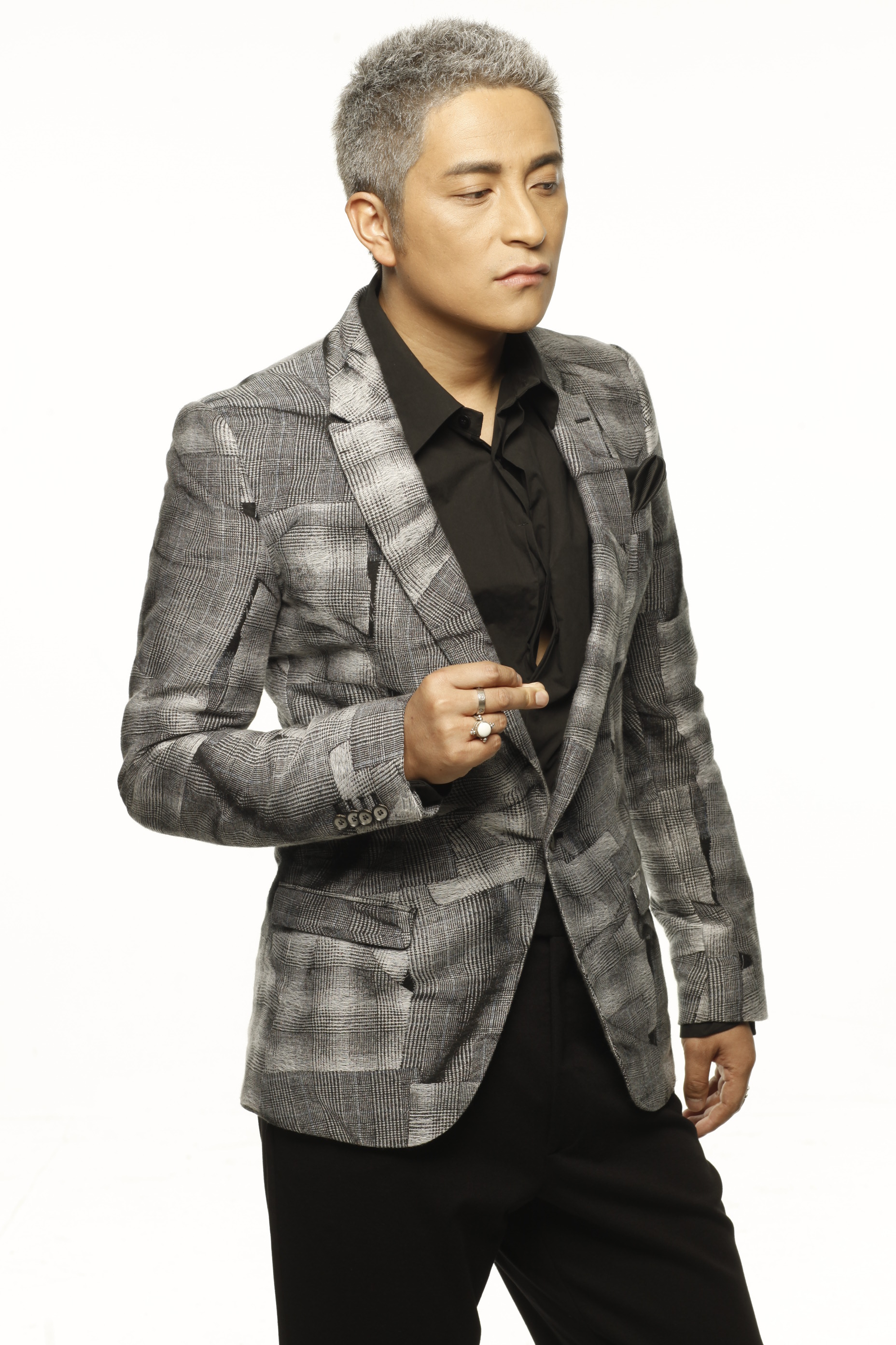  p>吉杰,1977年12月22日出生于四川省凉山彝族自治州,毕业于中央民族