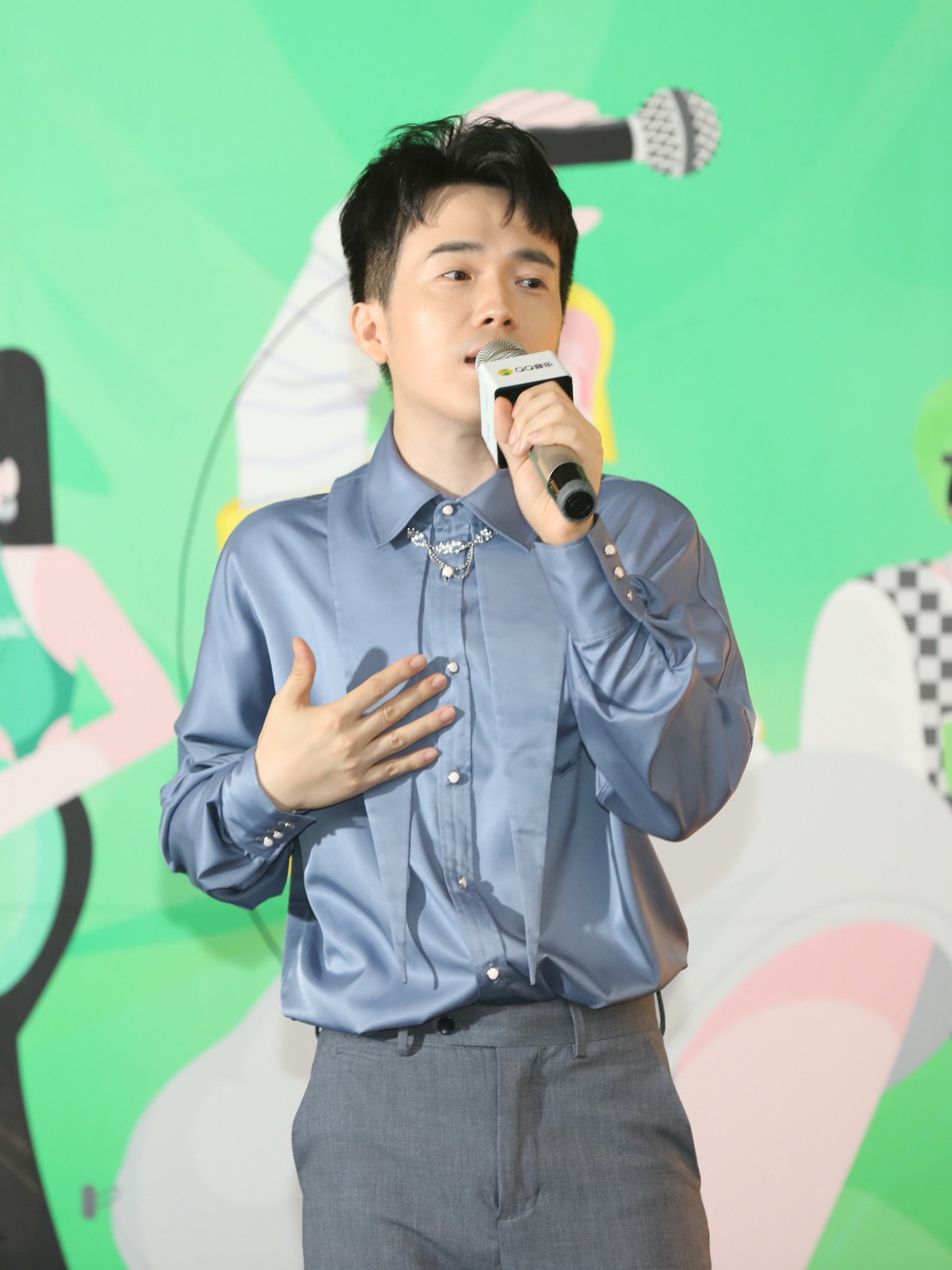  p data-id="gn2l82dh54">艺鑫鑫,中国内地新生代男歌手.