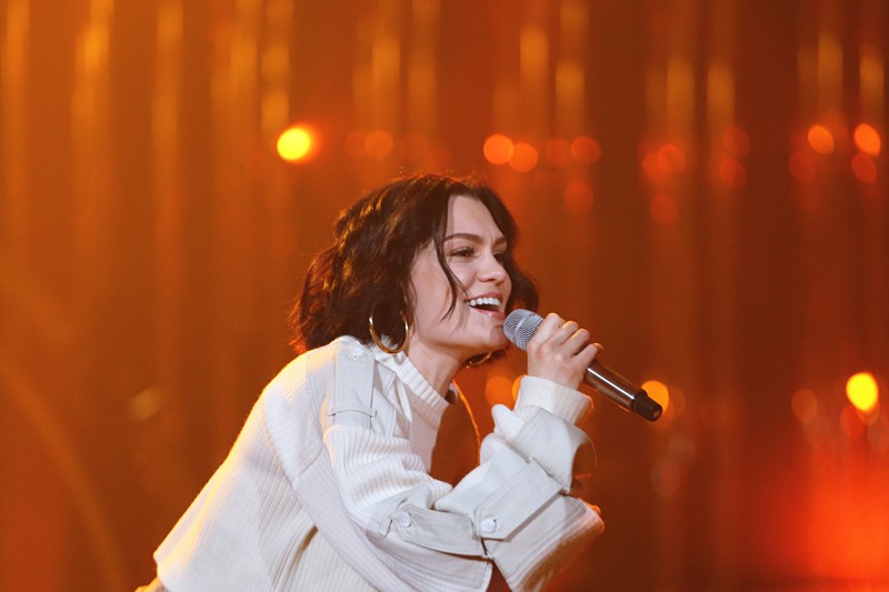 1988年3月27日出生于英国伦敦市雷顿布里奇区,英国流行女歌手,词曲