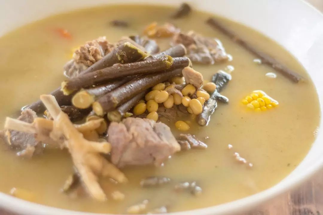 鸡骨草黄豆煲猪骨
