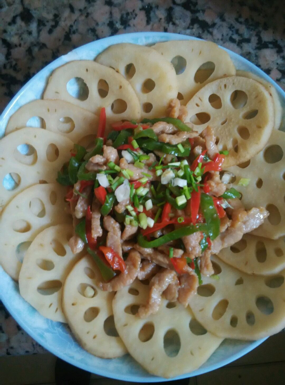  p>藕片炒肉丝是一道菜品,主要制作材料有枚头猪肉,莲藕等. /p>