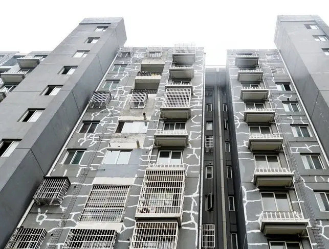 常州武进一小区内多幢居民楼深灰色外墙上