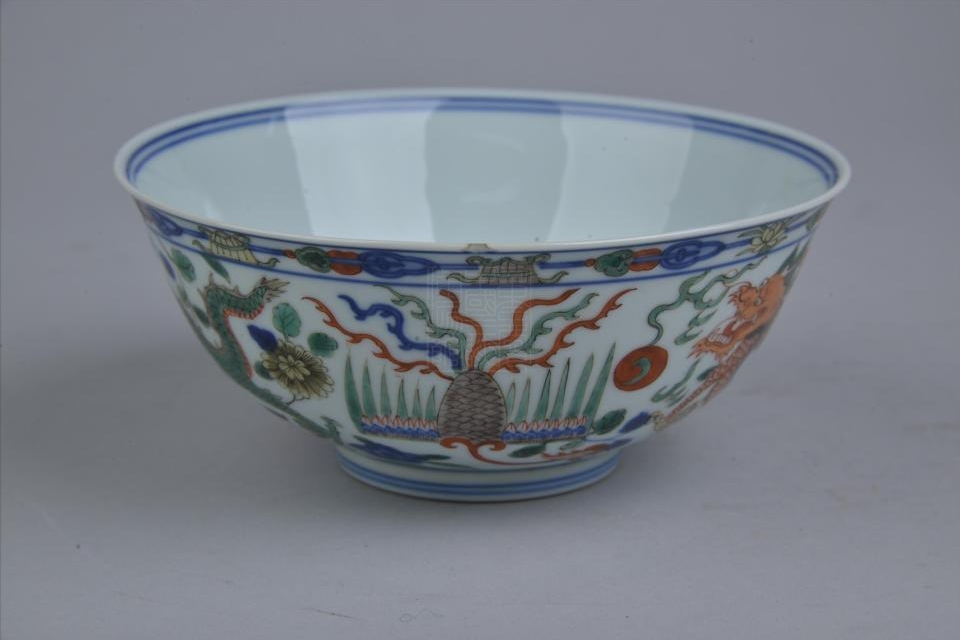 清雍正款五彩龙凤纹碗