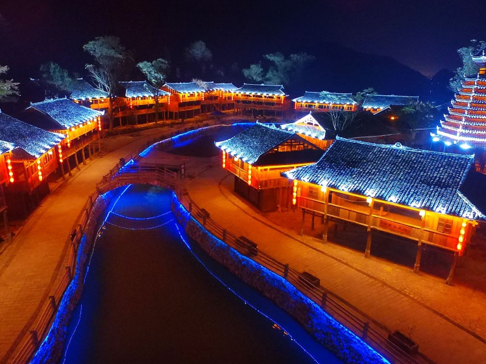  p>梦呜苗寨位于柳州市融水苗族自治县古选村双龙沟内.