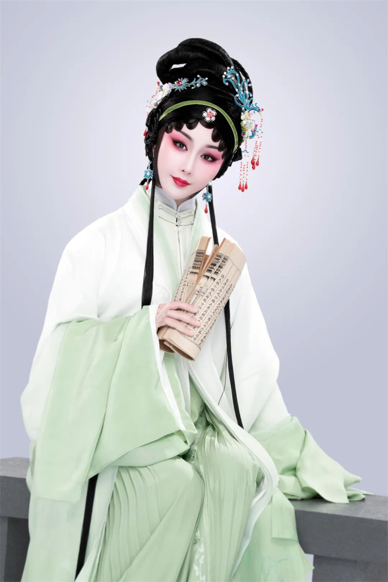 工闺门旦,江西省赣剧院赣剧演员,中国戏剧家协会会员,中国戏曲学院