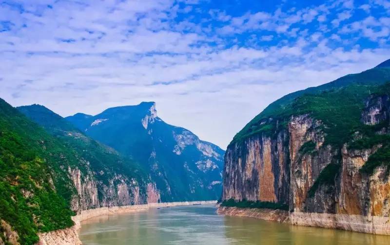  p>瞿塘关,又名夔门,位于三峡奉节县瞿塘峡夔门山麓,是古代东入蜀道的