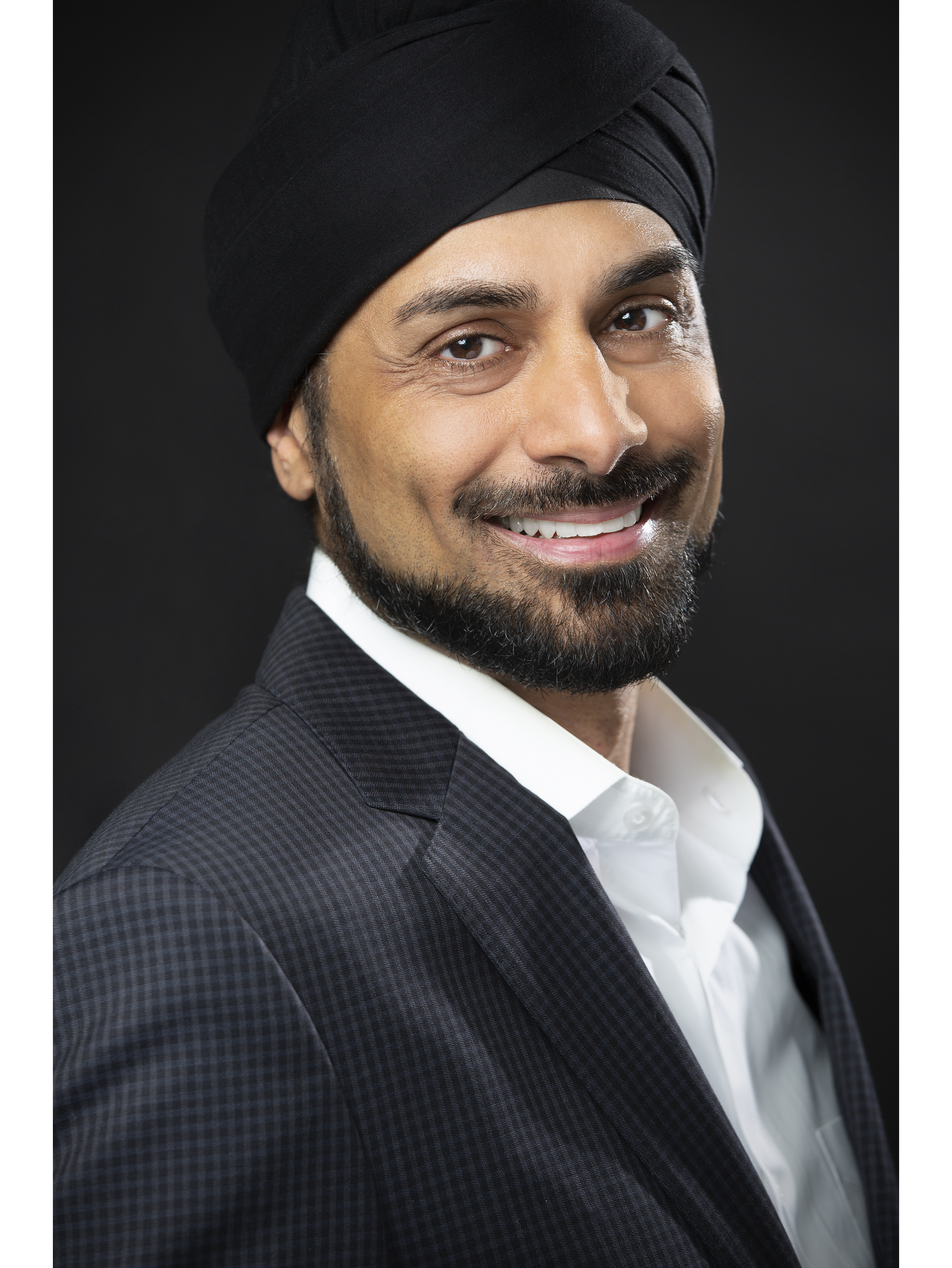 英迪·萨卢贾,出生于印度<a target="