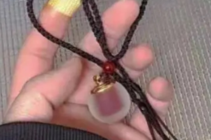 迷信网红产品滴血吊坠