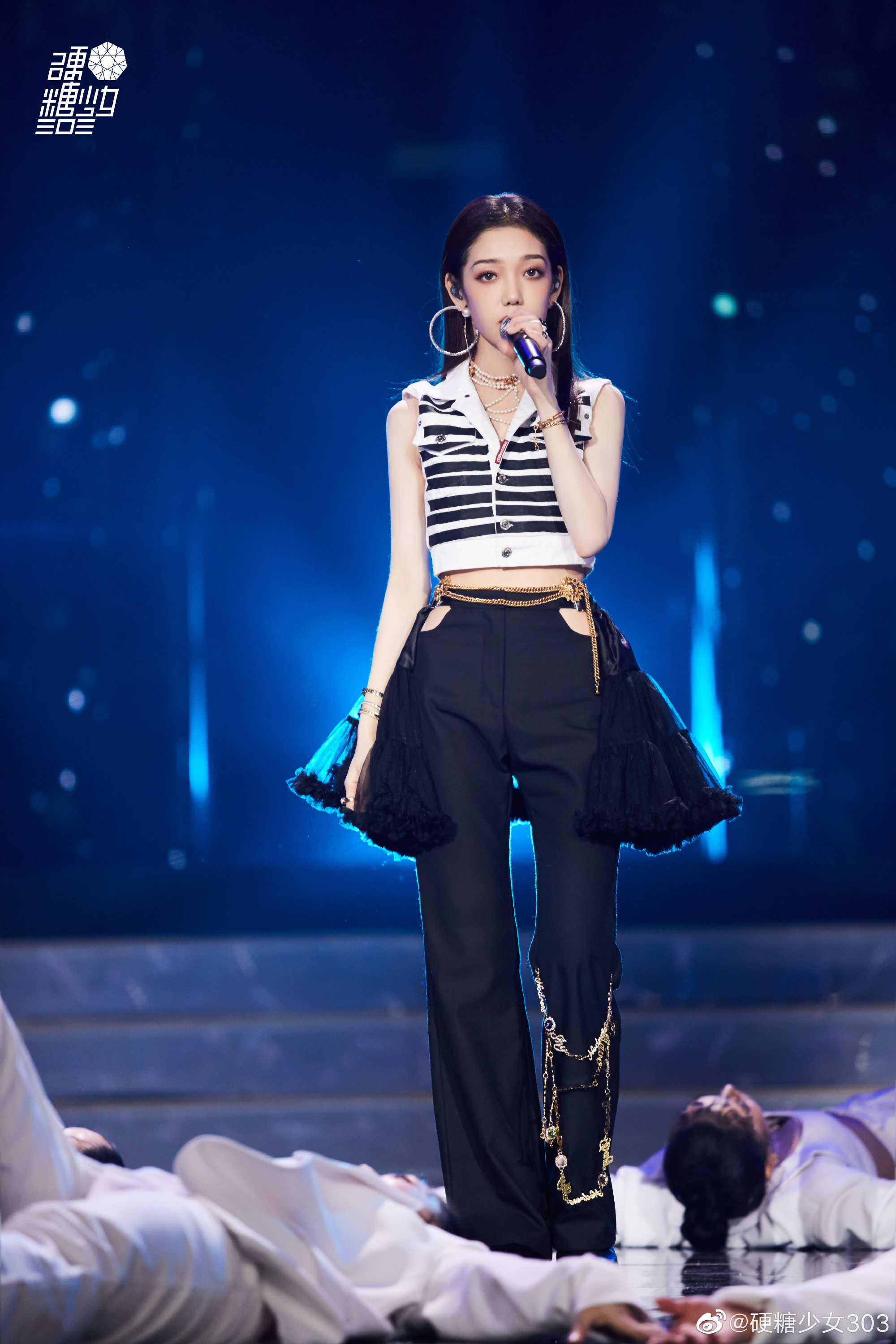 g),1998年7月31日出生于北京市,中国内地流行乐女歌手,女子演唱组合 a