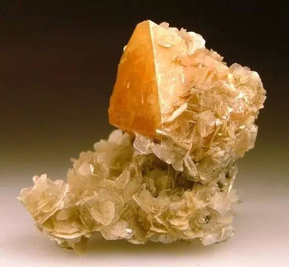 你所不知道的国产宝石：白钨矿_百科TA说