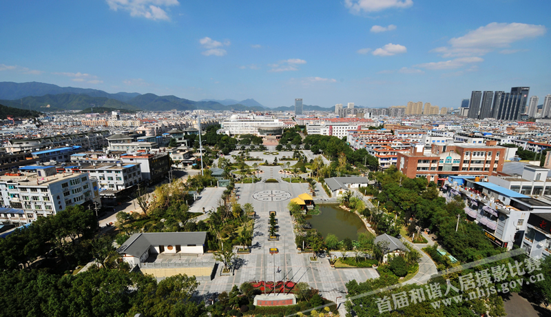 宁海县人民政府为纪念家乡这位饮誉中外的艺术大师,兴建了潘天寿广场