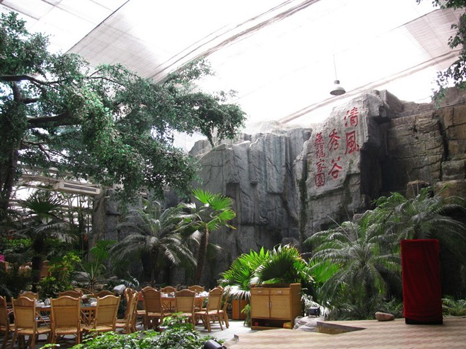 生态度假酒店隶属于燕龙产业集团,燕龙生态度假酒店也称燕龙生态园
