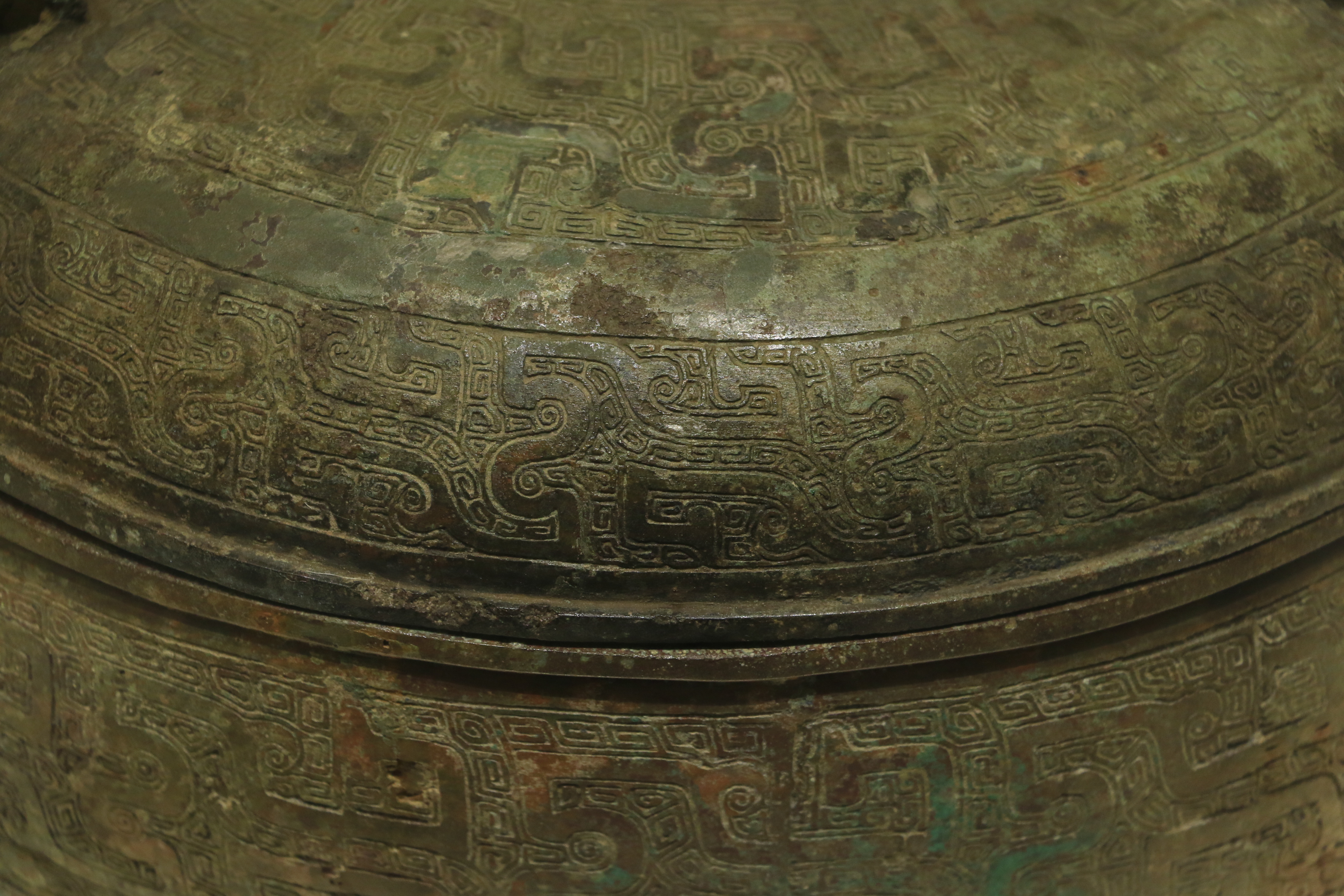 i">雷纹是青铜器纹饰之一,即以连续的方折回旋形线条构成的几何图案