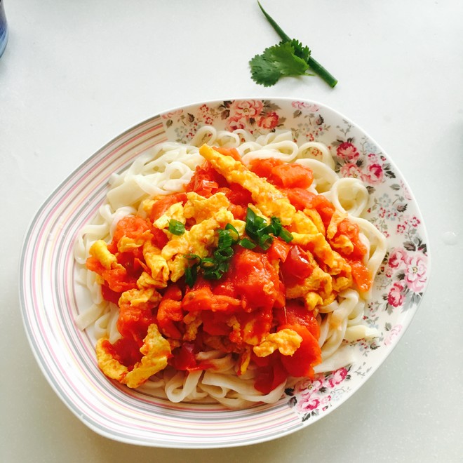  p>西红柿鸡蛋盖浇面是以西红柿,鸡蛋,挂面为主材的主食名. /p>