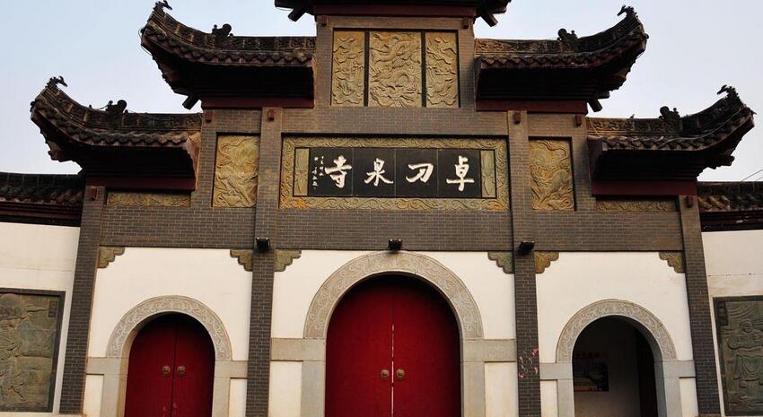  p>卓刀泉寺也称御泉寺,位于 a target="_blank" href="/item/湖北省