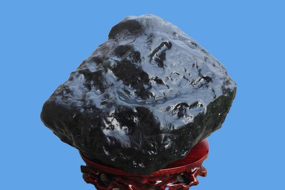  p>乌金石,亦称黑金石,包金石,中国墨黑,蒙古黑,黑胆石及黑玉石,台湾