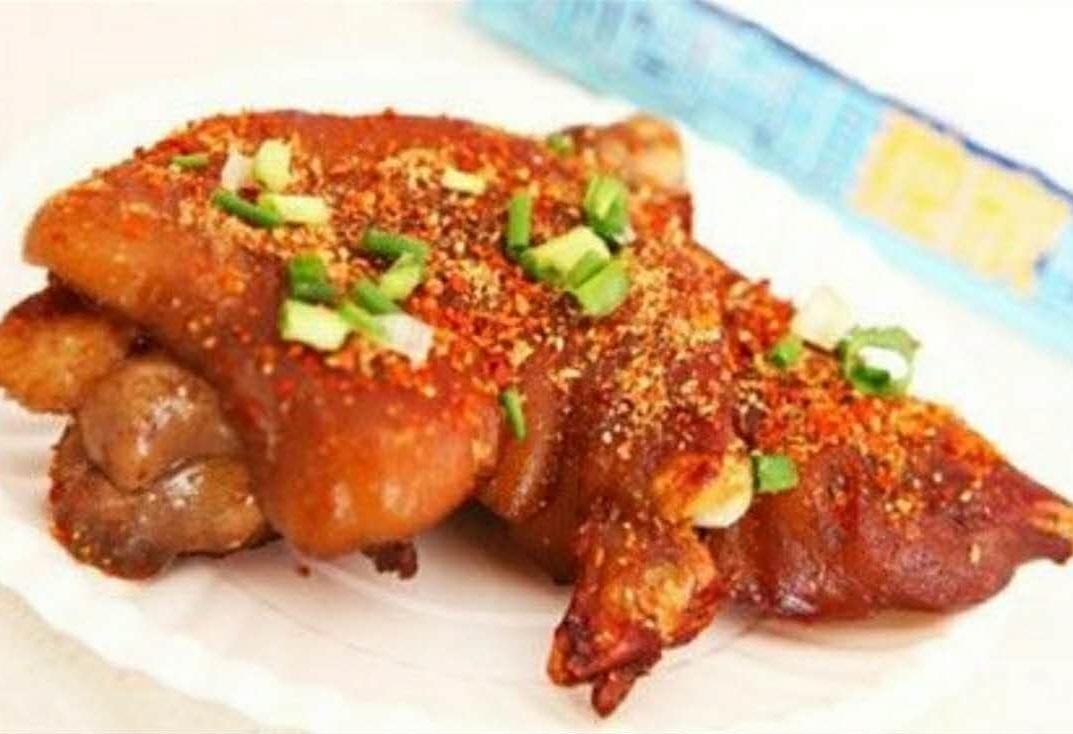  p>方燕烤猪蹄创始人焦正方,采用精心挑选的,通过精选名贵中草药卤制