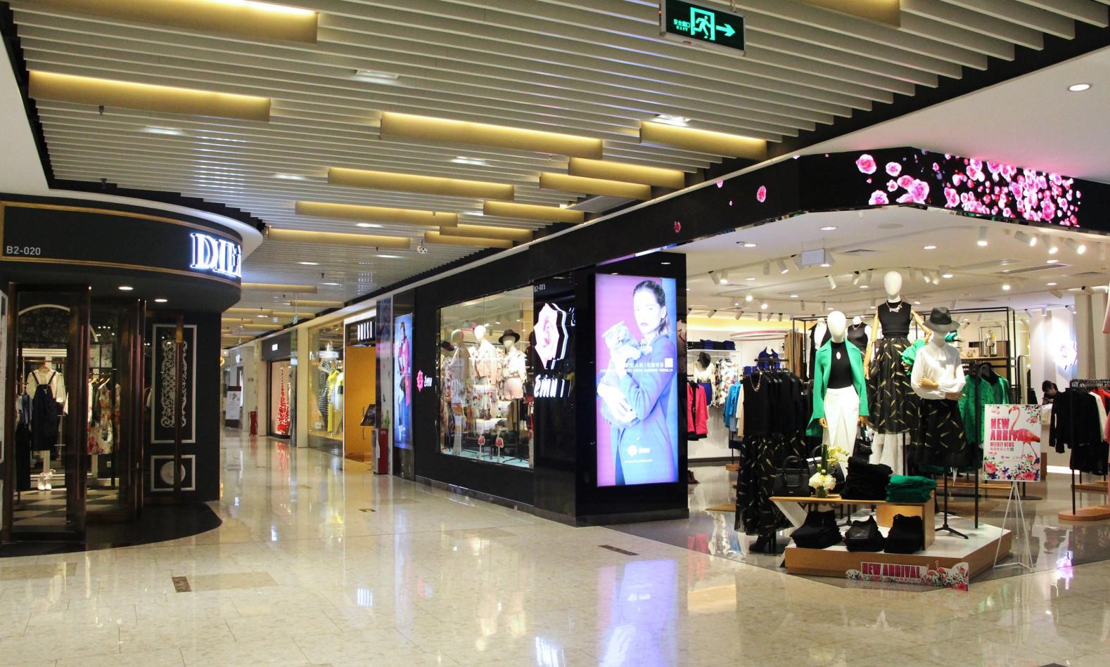 "gnwtplw01q">丽影广场坐落于地铁三,八号线交汇处——海珠区客村站上