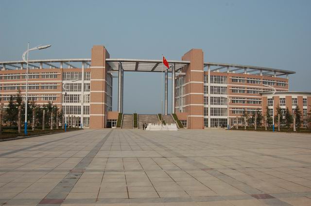  p>临颍高中包括临颍县内的五所高中,分别为临颍一高﹑南街高中,临颍