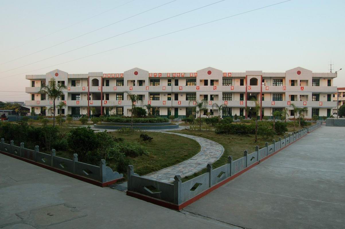  p data-id="gnhink42g6">仙游县第四道德中学位于郊尾镇中心地带,与