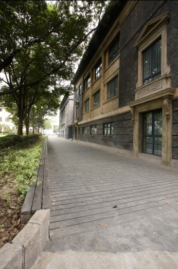  p>上海市第八中学是一所具有150余年历史的老学校,历经沧桑巨变.