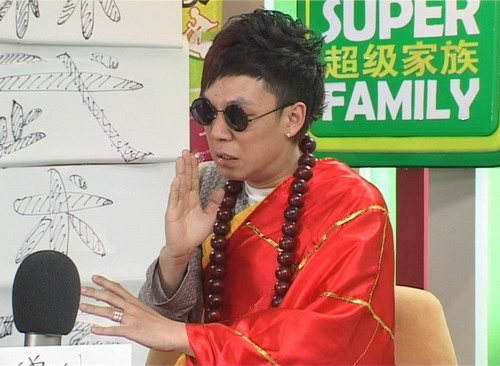 严铮,湖南岳阳人,湖南娱乐频道主持,2003年,获得《超级男声》总决选