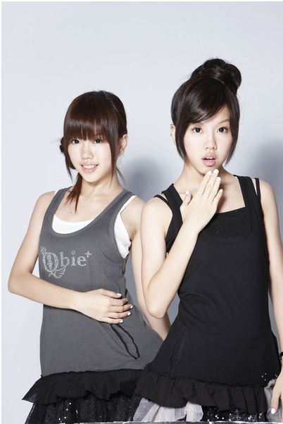 新加坡籍华语流行乐双胞胎女子组合,由姐姐 a target="_blank" href="