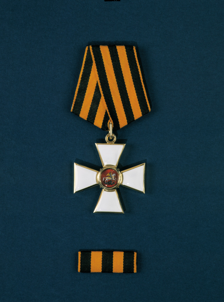 勋章为金质的,表面覆盖白珐琅的十字章;星章为金质四角章