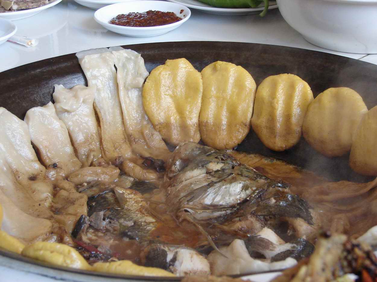  p>贴饽饽熬小鱼是天津一道传统特色风味的地方美食,也驰名中国各地.