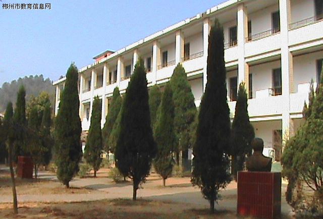  p>资兴市二中地处资兴市东部乡镇彭市乡,学校 a target="_blank"