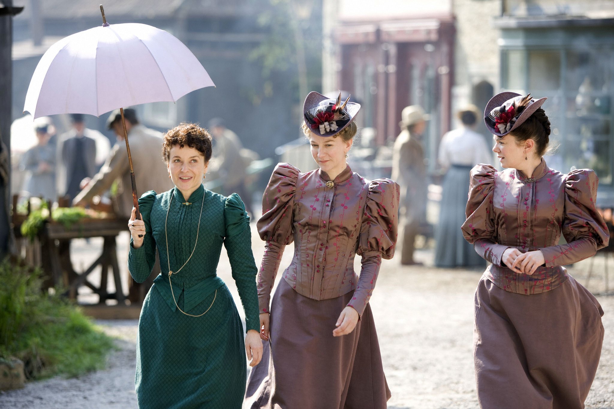 《雀起乡到烛镇》(lark rise to candleford)是2007年播出的电视剧,由