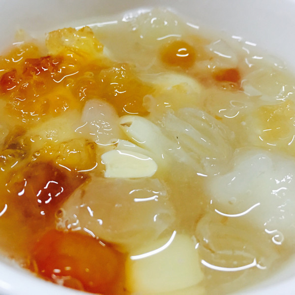  p>桃胶皂角米炖银耳是一道以桃胶,皂角米,银耳为主要食材,以冰糖,水