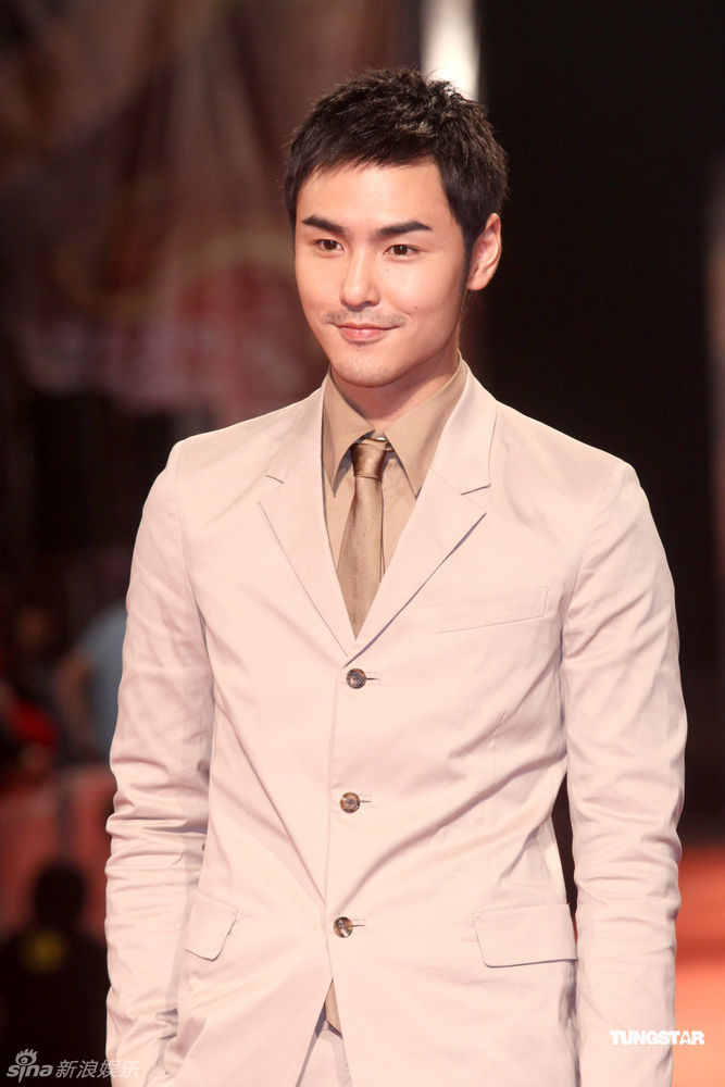 82年11月8日出生于中国台湾台中市眷村,祖籍浙江台州温岭,华语影视男