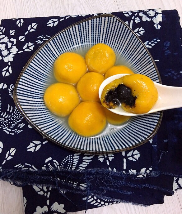  p>南瓜芝麻花样汤圆是以糯米粉,南瓜为主要原料制作的一款甜品,配料