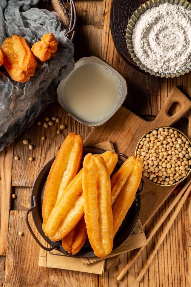 ">油条 i>( /i>英文:deep-fried dough sticks,中文又称:馃子,油炸鬼