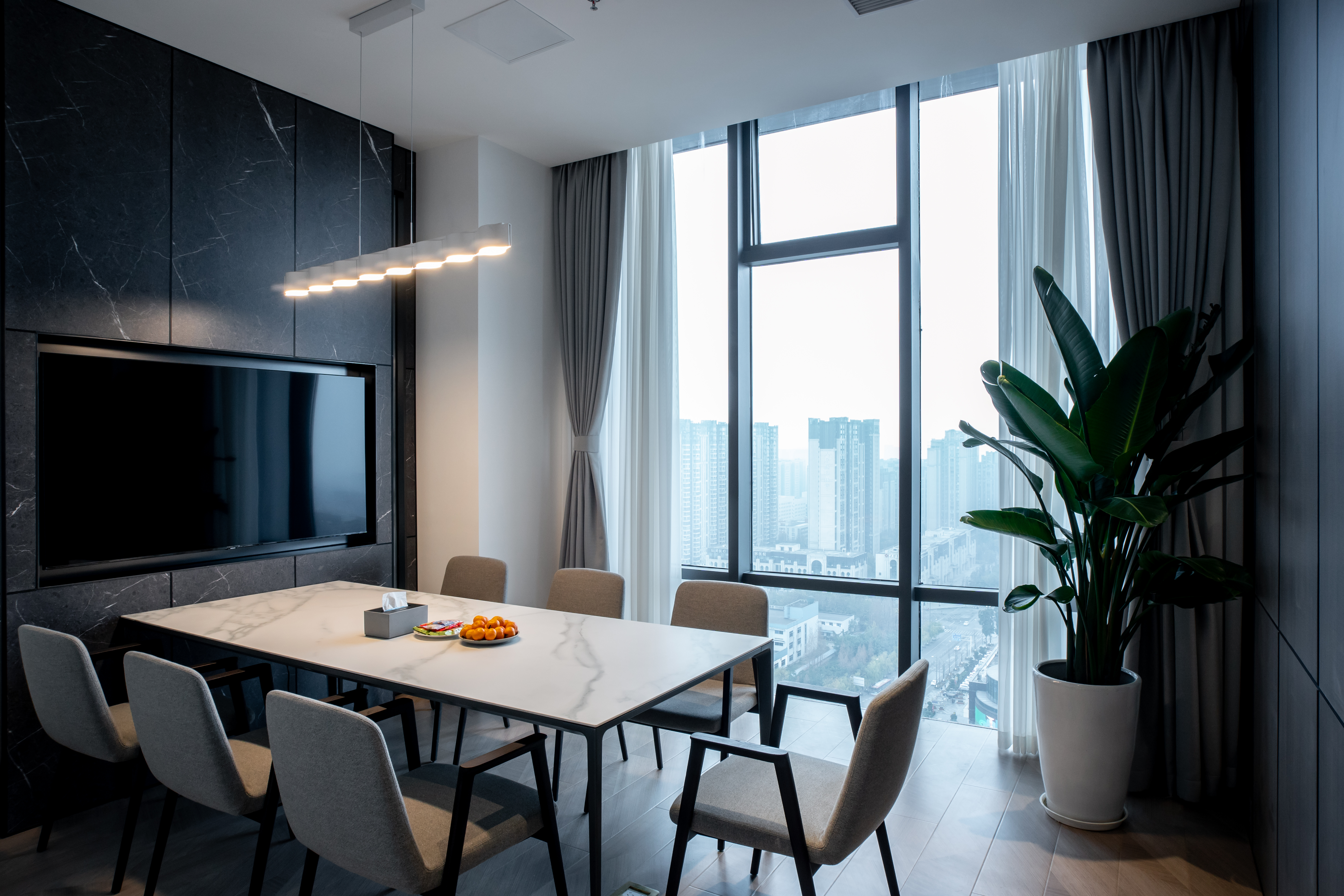 法定代表人蒋龙,公司经营范围包括:室内外装饰装修工程,建筑工程,建筑