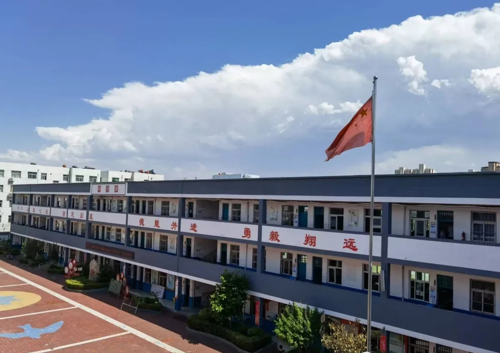  p data-id="gnb45i3imr">汝州市第二初级中学,简称汝州市二中,成立于