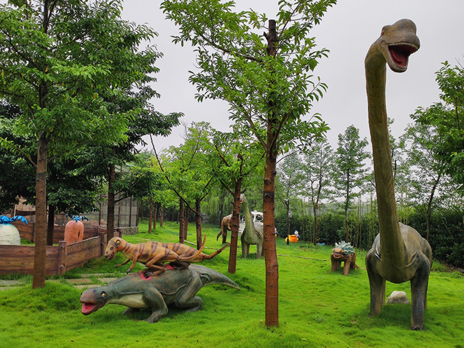  p>镜湖湿地动物王国位于绍兴市群贤中路与解放大道交叉路口. /p>