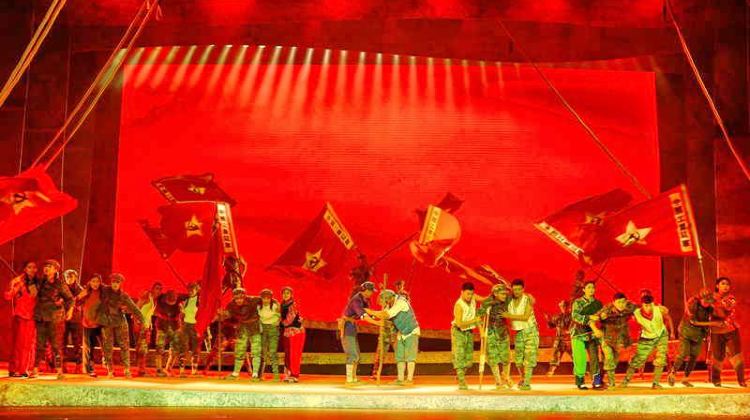 《延安延安》位于延安市枣园文化广场东方红大剧院,全年开放