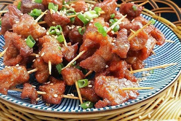  p>孜然飘香牙签肉是一道美食,由牛肉等原料制作而成. /p>