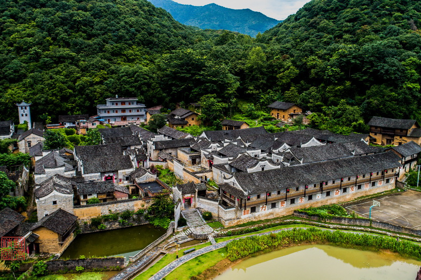  p>宝镜古居位于湖南省永州市江华瑶族自治县大圩镇宝镜村,是一个迄今