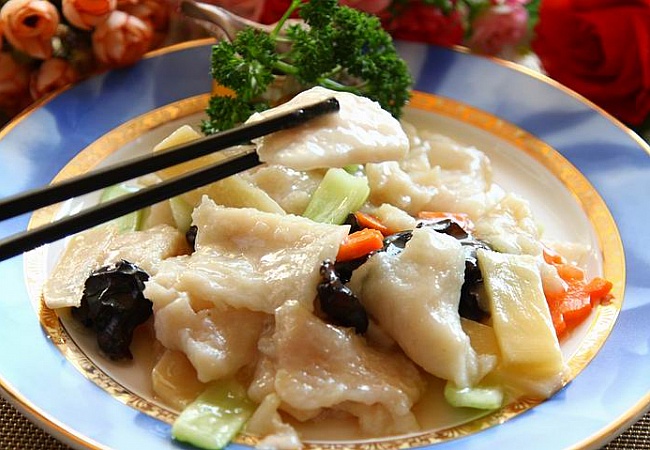 以花生为制作主料,素熘鱼片的烹饪技巧以滑溜为主,口味属于咸鲜味