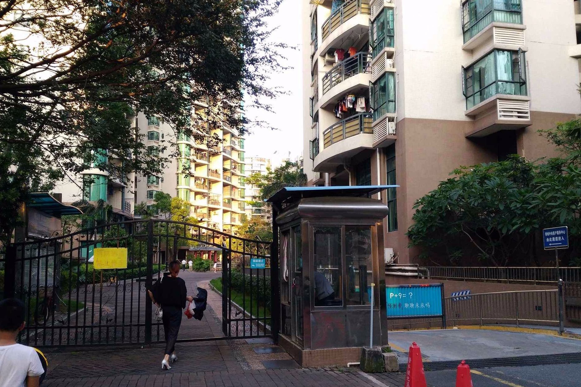  p>富华广场南区位于珠海市香洲区新香洲,由珠海经济特区富华房地产