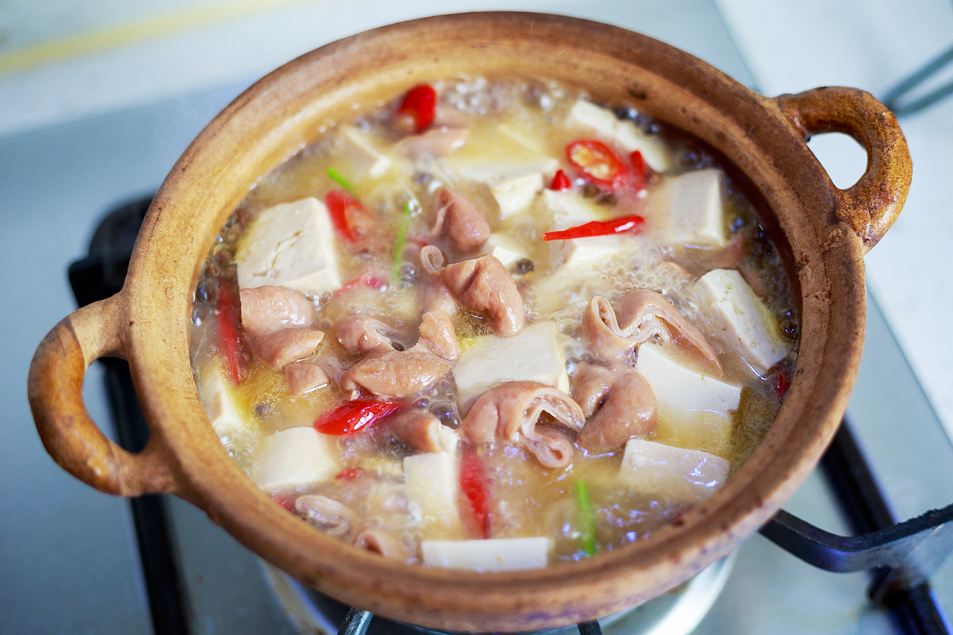 是一道大众菜,主要制作材料是豆腐,猪大肠,口味咸鲜