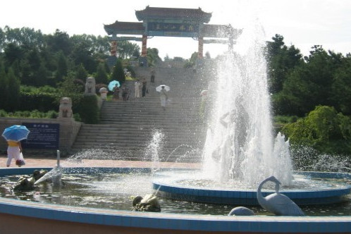 成都市龙凤山公墓,创建于一九九二年,位于