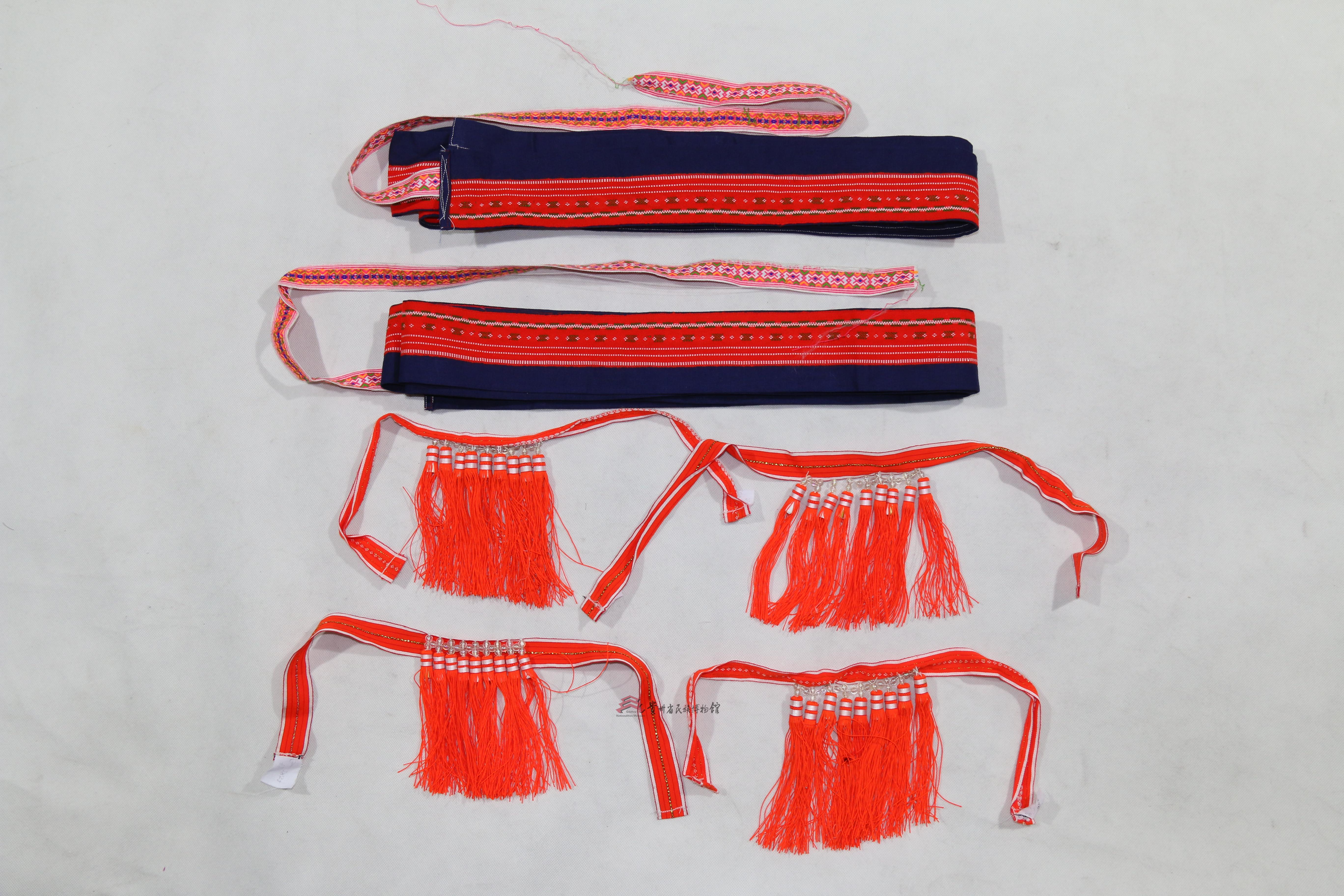 当代黄平亻革家蓝底织花带绑腿