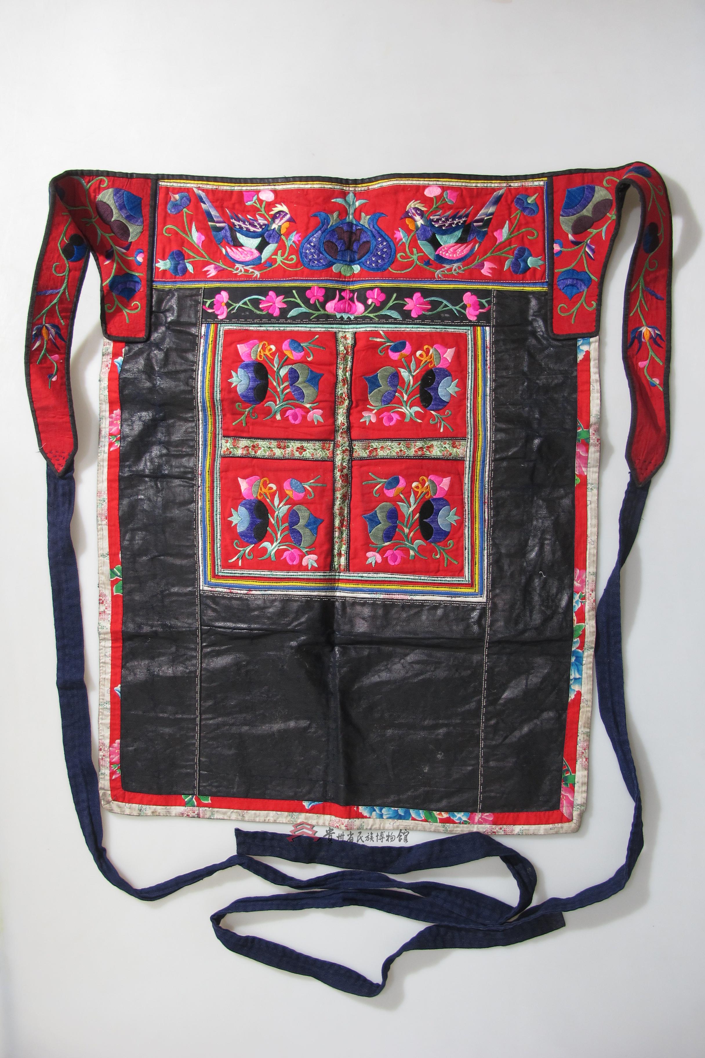 当代丹寨苗族平绣鸡纹石榴纹背带